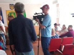 Активісти Миронівки прийшли запитати чиновників про непомірні зарплати (ВІДЕО)
