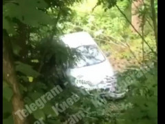 У лісі Петрівської ОТГ знайшли потрощену машину (ВІДЕО)
