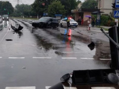 У Борисполі водій Porsche на шаленій швидкості в’їхав у світлофор (ВІДЕО)