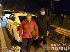 Поліцейські Обухівщини розшукали у лісі зниклу жінку