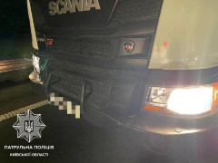 Патрульні Борисполя спіймали водія, який перевозив пісок без документів