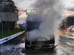 На трасі під Києвом спалахнув мікроавтобус із водієм всередині (ФОТО)