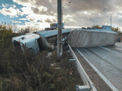 Під Києвом фура заблокувала рух транспорту (ВІДЕО) 
