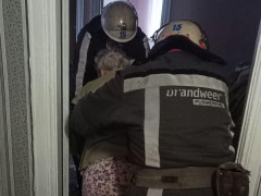 Таращанські рятувальники визволили стареньку із зачиненого будинку