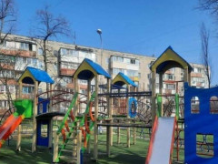 В Українській ОТГ відновлюють дитячі майданчики