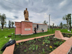 Жителі Студениківської громади до Дня примирення прибрали пам’ятники