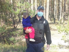 "Мама року": На Іванківщині жінка посеред лісу залишила немовля та пішла на пошуки грибів (ФОТО)