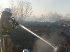 Рятувальники Київщини закликають жителів не палити суху траву