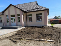 У Ставищі облаштовують територію біля РАЦСу