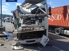 Відмовили гальма: на трасі Київ-Одеса зіткнулися дві фури (ФОТО)