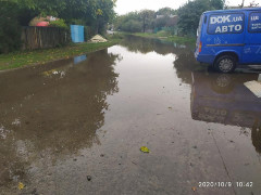 На Макарівщині після кожного дощу село перетворюється на озеро