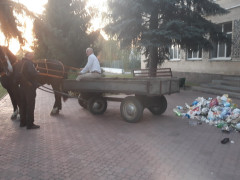 У Переяславі під стіни міської ради висипали купу сміття (ФОТО, ВІДЕО)