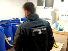 На Київщині діяв підпільний цех з виготовлення антисептиків на мільйони гривень (ВІДЕО)