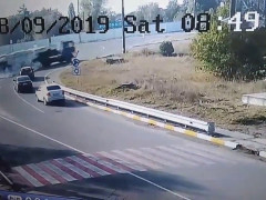 В Ірпені з вантажівки на дорогу випала цегла під час руху (ВІДЕО)