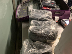 У "Борисполі" затримали іноземців, що хотіли нелегально перевезти 200 кг одягу (ФОТО)