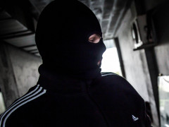 У Глевасі невідомі зловмисники в темному одязі вдерлися до будинку 