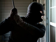 Обікрали та погрожували: у Ворзелі зловмисники проникли до приватного будинку