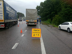 Жорстока ДТП під Києвом: фура скинула автомобіль із траси (ФОТО)