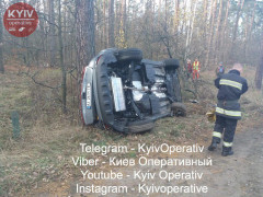 На Гостомельскій трасі легковик перекинувся після зіткнення з вантажівкою