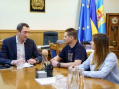 Очільник Київської ОДА Чернишов зустрівся зі звільненим з полону Богданом Пантюшенком