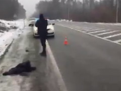 Під Києвом майже добу на узбіччі пролежав труп людини (ВІДЕО)