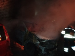 Під Києвом вогонь повністю знищив два автомобілі  
