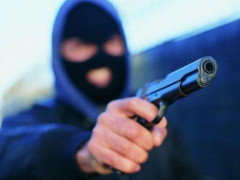 У Білій Церкві озброєний молодик в масці пограбував автозаправку (ВІДЕО)