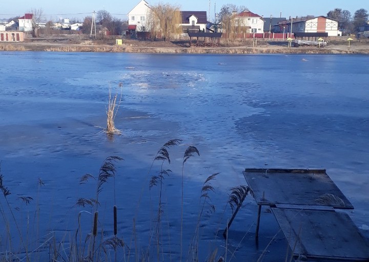 У Гостомелі троє чоловіків провалилися під кригу