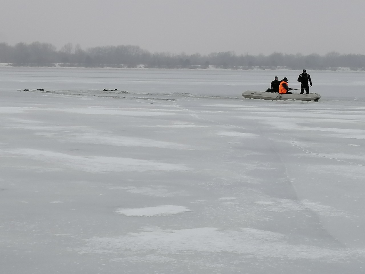 У Вишгородському районі рятувальники дістали тіло чоловіка з води