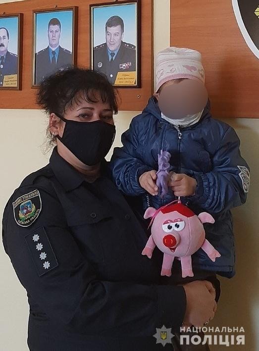 У Фастові поліцейські знайшли покинуту дівчинку на дитячому майданчику