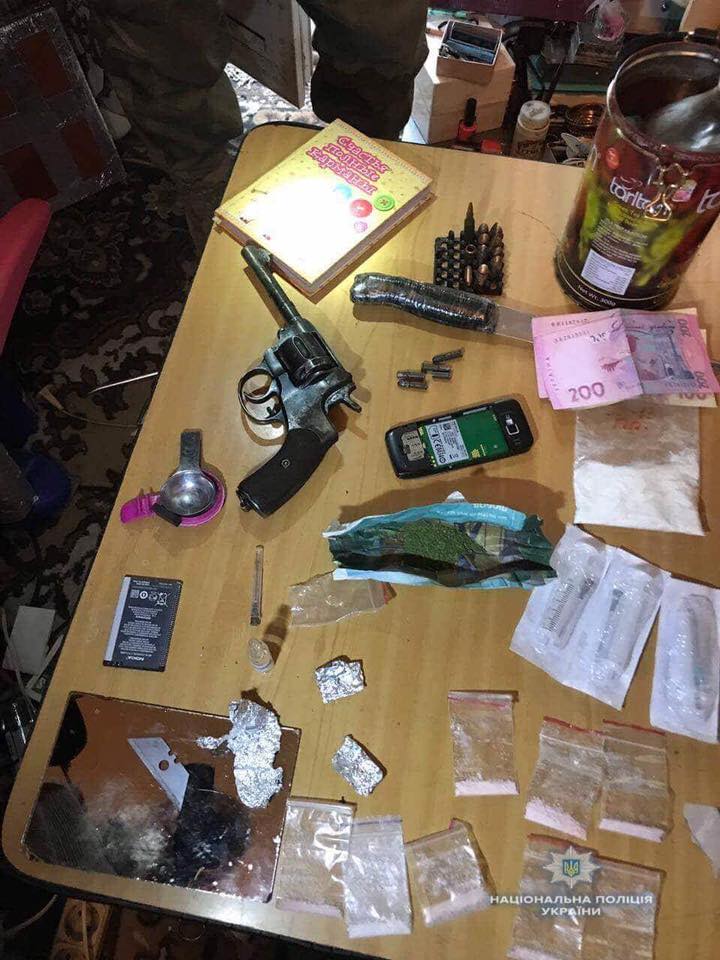 У Вишневому поліція затримала озброєну групу драгдилерів (ФОТО)