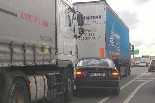 Між молотом та ковадлом: під Києвом дві фури затиснули БМВ