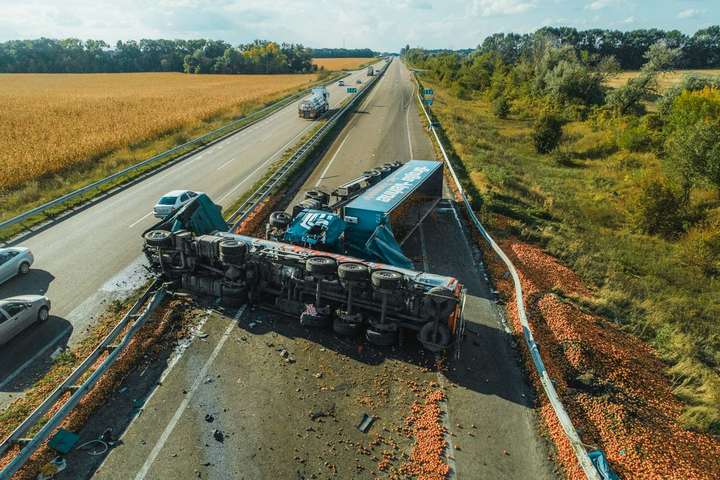Під Києвом вантажівка з яблуками спричинила ДТП (ФОТО)