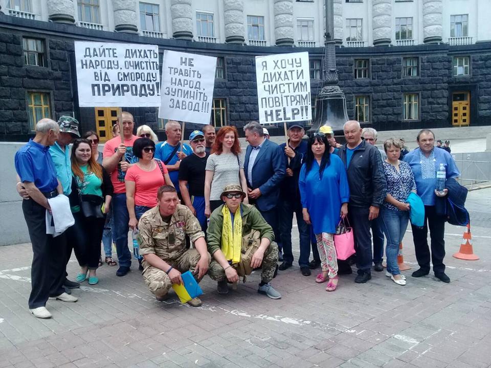 Мешканці Узина дійшли до Кабінету Міністрів через смердючий цукровий комбінат (ФОТО)
