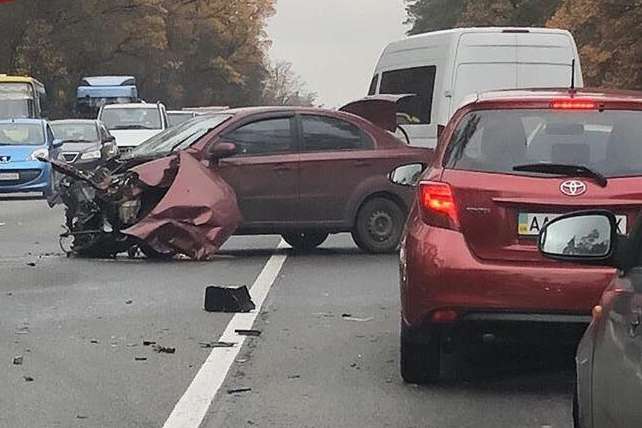 На трасі під Києвом автомобіль виїхав на зустрічну смугу та спричинив ДТП (ВІДЕО)
