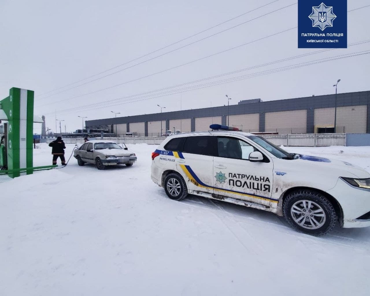 Патрульні Борисполя зустріли чоловіка, що йшов до Києва пішки (ФОТО)