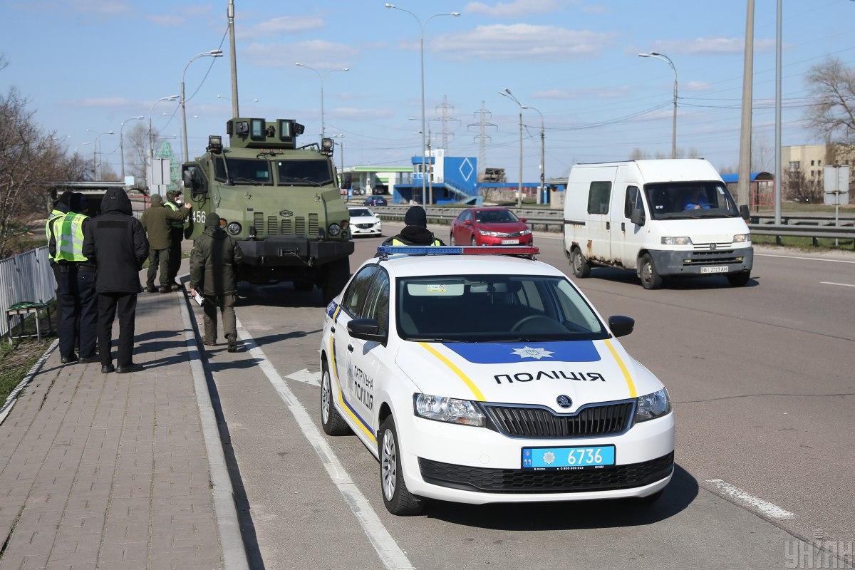Під Києвом на блокпостах з'явилася бронетехніка (ФОТО)