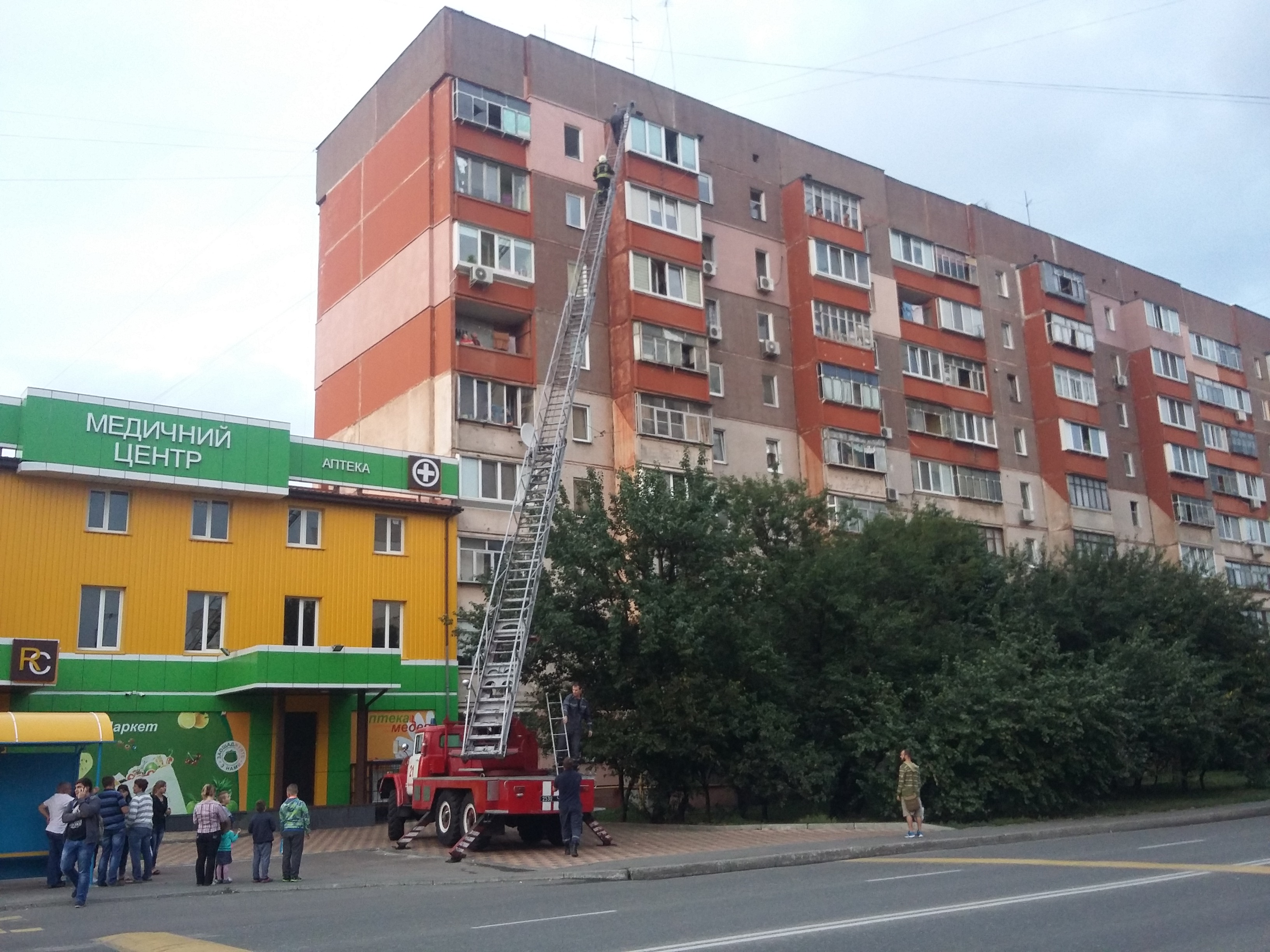 У Броварах чоловік виліз на покрівлю балкону дев’ятиповерхівки