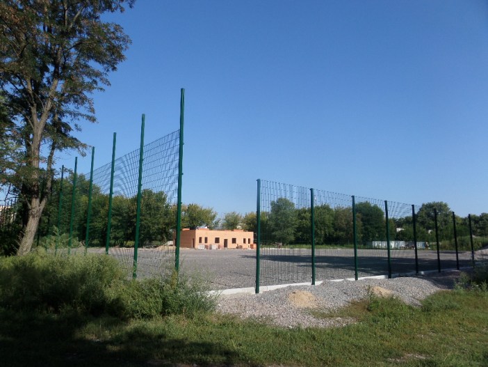 На новому футбольному полі у Броварах замість трави лежить щебінь (ФОТО)