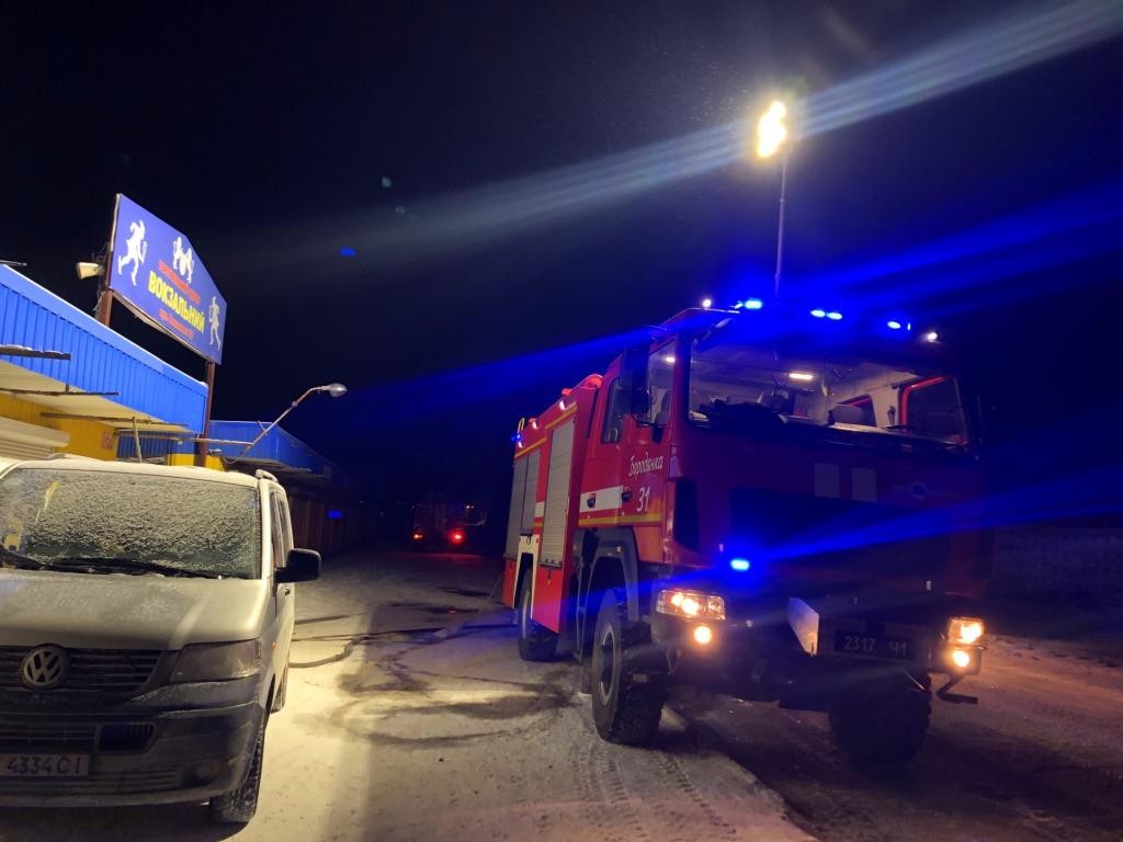 У Бородянці 30 вогнеборців гасили пожежу на торговельному ринку