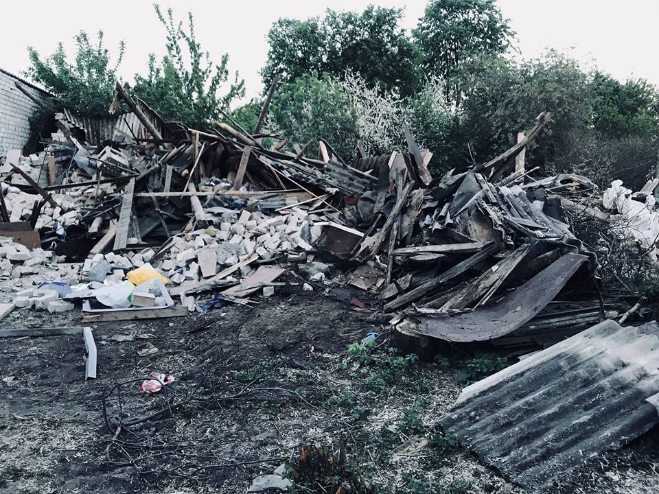 В Гатному "тітушки" під прикриттям депутатів розтрощили людські приміщення (ФОТО)