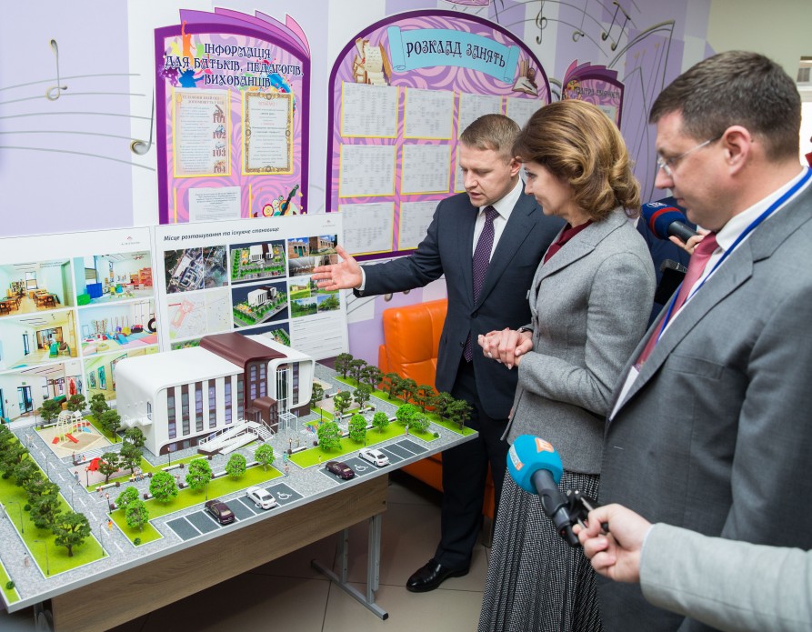 Дружина Порошенка відвідала Київщину для обговорення відкриття інклюзивних закладів