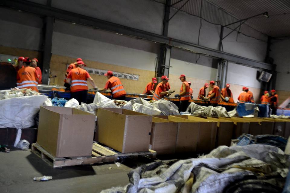Підприємство в Обухові сортує понад 300 тон сміття на добу (ФОТО)