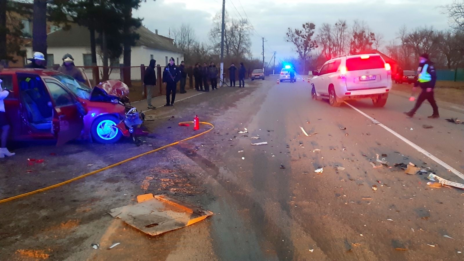 На Бучанщині рятувальники деблокували тіло загиблого водія з понівеченої автівки (ФОТО)