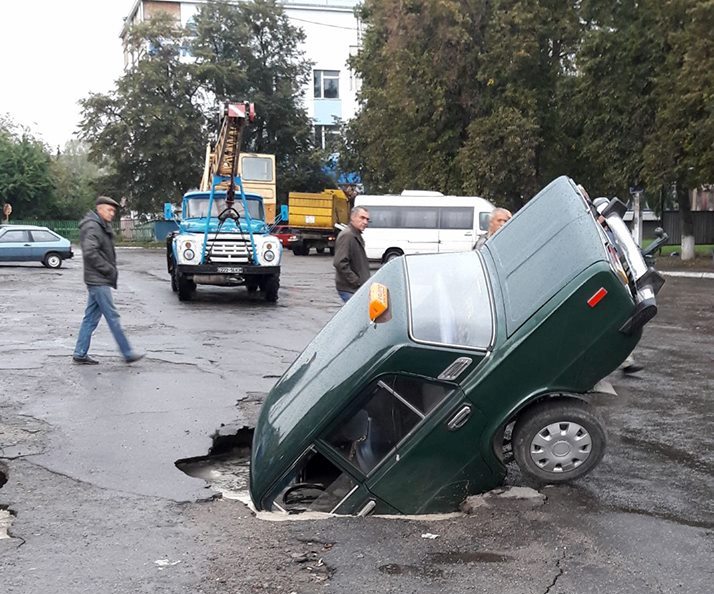 У Сквирі автомобіль "пішов" під землю (ФОТО, ВІДЕО)