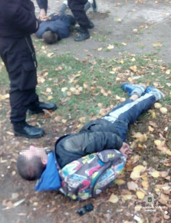 У Вишневому поліція затримала двох чоловіків за грабіж