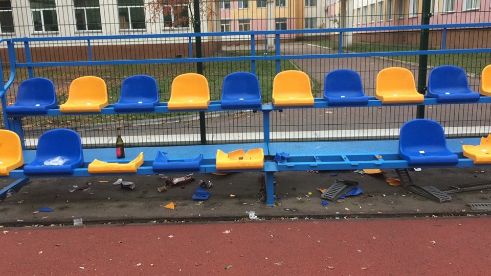 У Бучі вандали розтрощили трибуни шкільного стадіону (ФОТО)