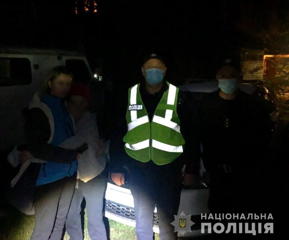 Загубилася в лісі: поліція Київщини розшукала 16-річну дівчину (ФОТО)
