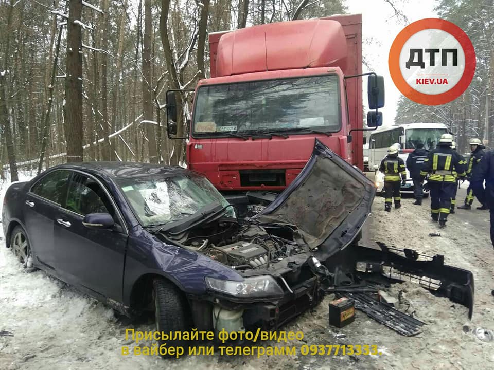 Під Києвом вантажівка зіткнулася з легковим автомобілем (ФОТО)