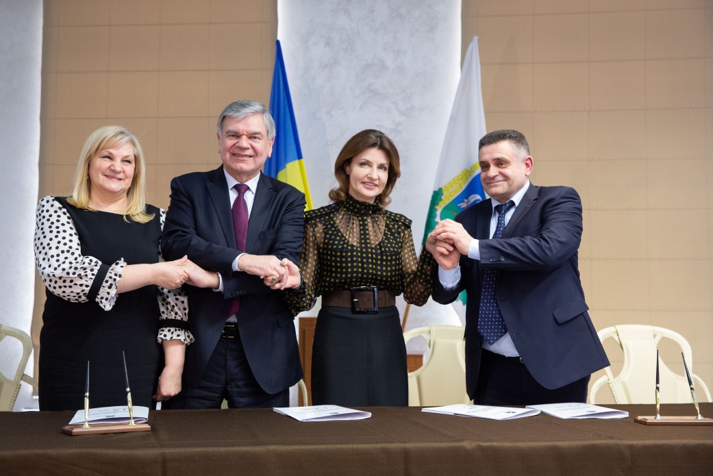 Голова КОДА та дружина Президента України підписали Хартію міжнародного саміту "Стратегічне партнерство: Освіта. Наука. Влада" (ФОТО)
